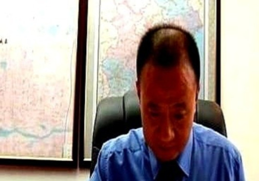 河北邢台，情夫闯入男子家中，当着他的面撕烂妻子衣服，逼着他跪着写下离婚协议书。