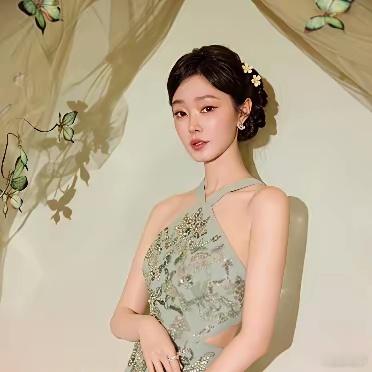 宋轶换风格后整个人气质完全不一样了！一袭清透绿色挂脖裙衬得肤色格外透亮，搭配利落