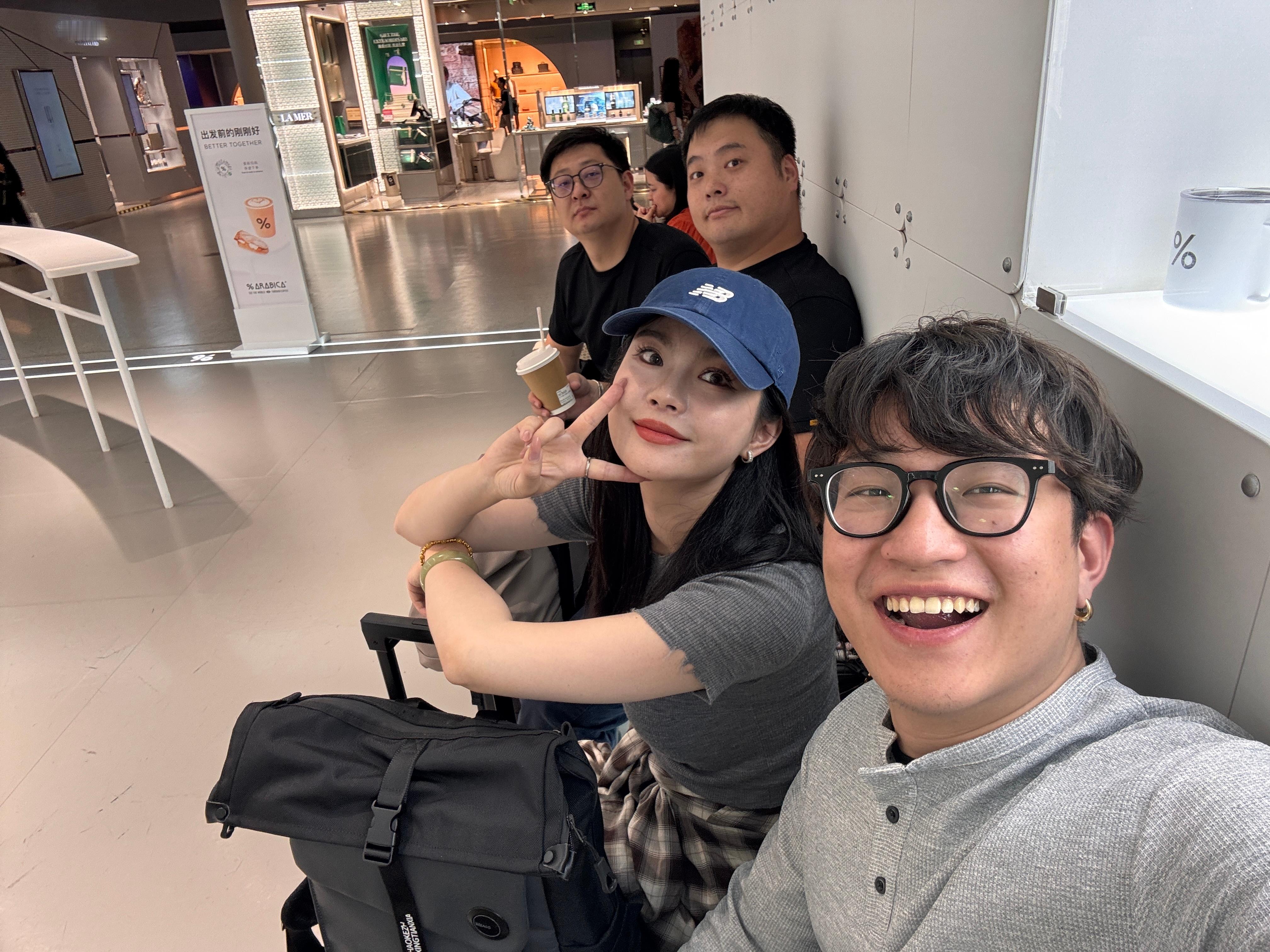 弟弟刚来我们组的时候，又瘦又帅！！！现在整整涨了30斤，哎妈呀我们伙食太好了～我