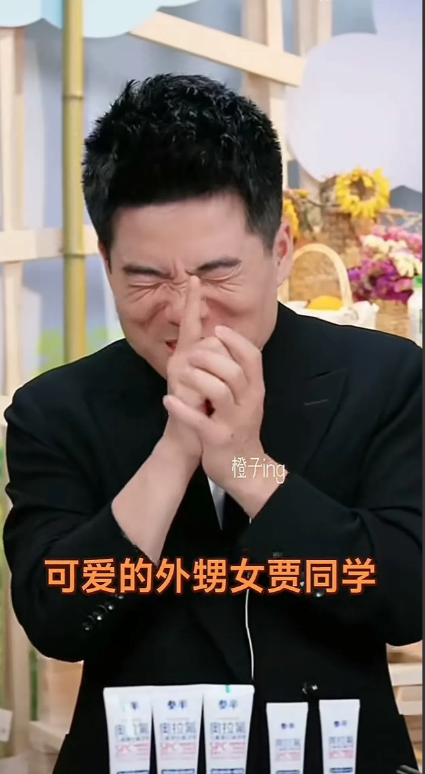 董宇辉昨晚直播谈到他外甥女小贾啦，小姑娘坐车晕车要喝糖水……宇辉满足她了，谈到贾