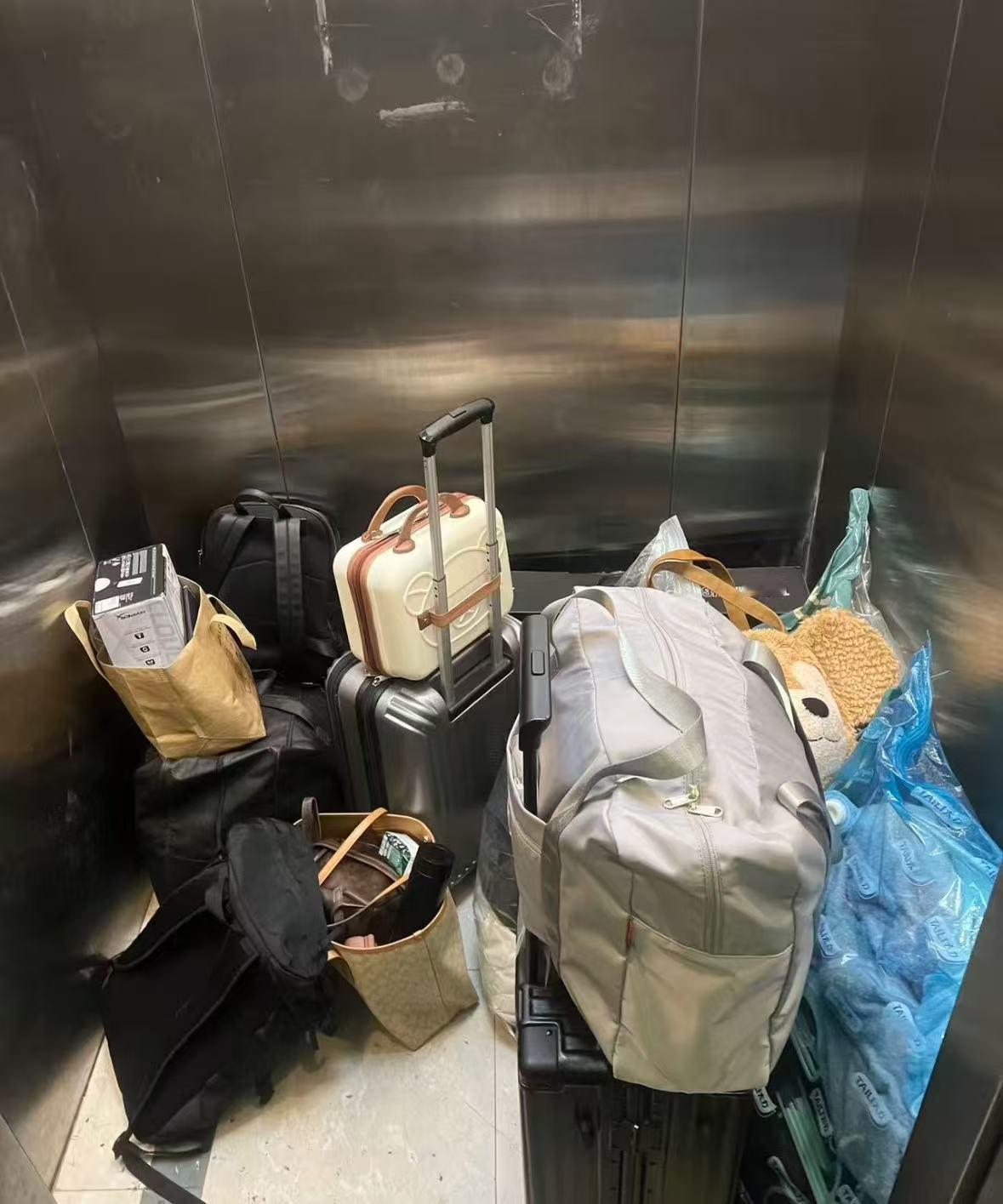 堂哥被厂里辞了，昨天拎着包来我家，坐沙发上说了半天，意思是宿舍不让住了，老