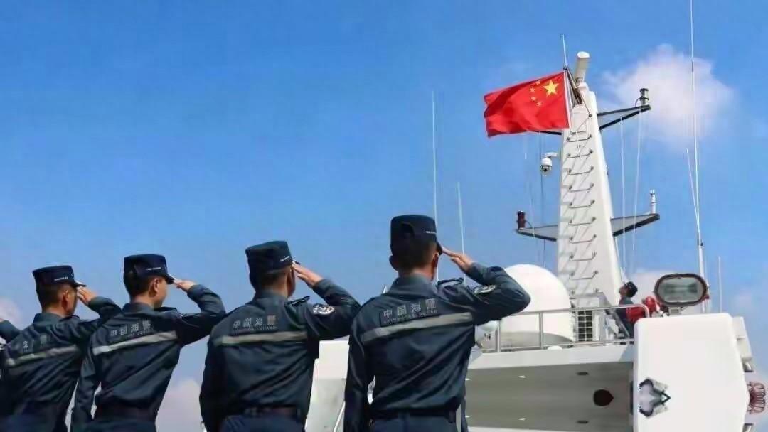 2026年10月1日清晨，南海黄岩岛海域，一面鲜艳的五星红旗在中国海警万山舰的桅