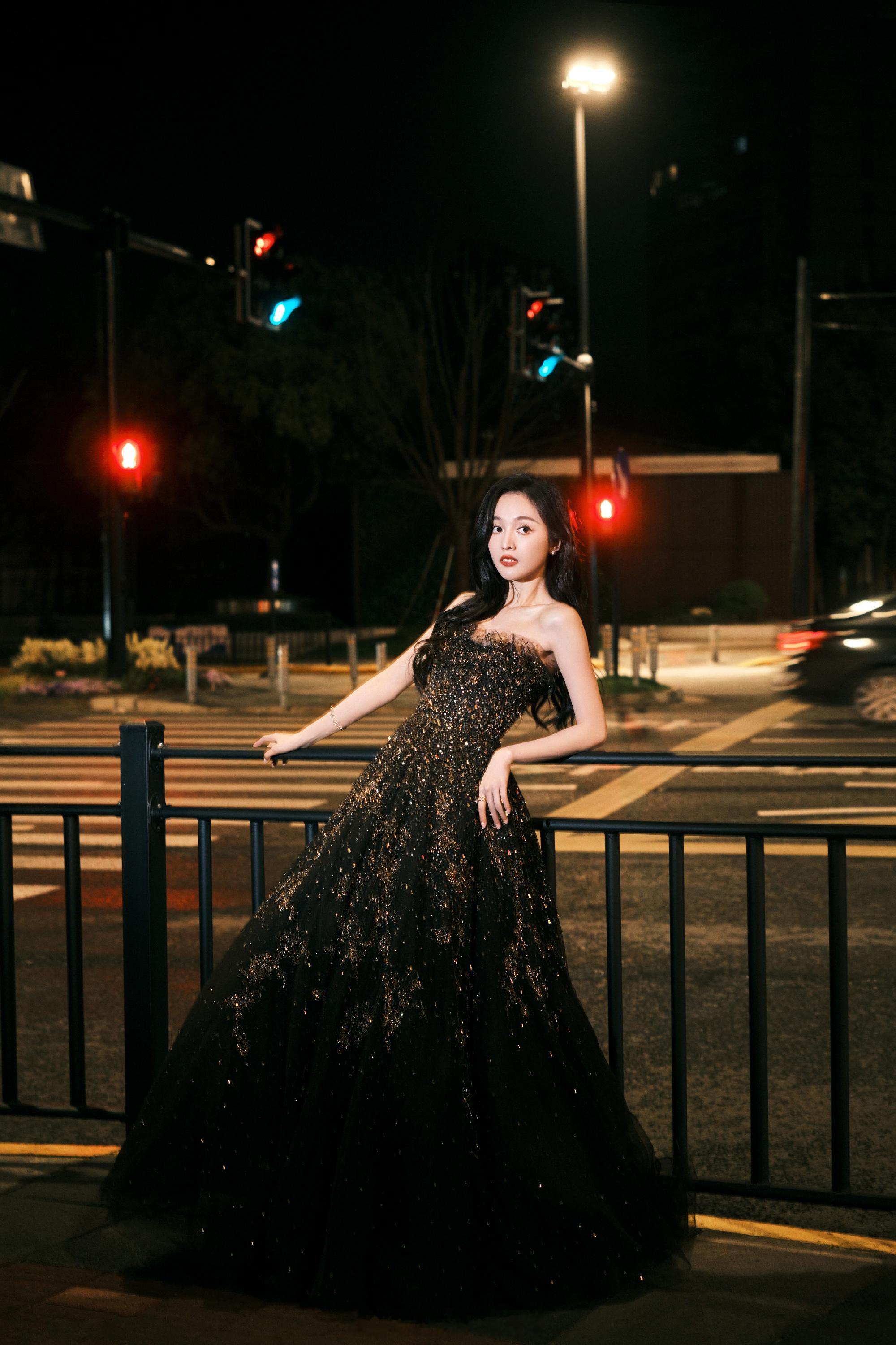 吴宣仪鎏金星光裙