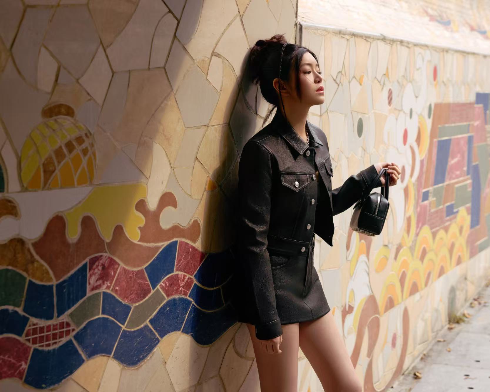 谁被这套造型惊艳到？allblack辣妹风裹出好比例，高冷舒展的氛围感绝了，举