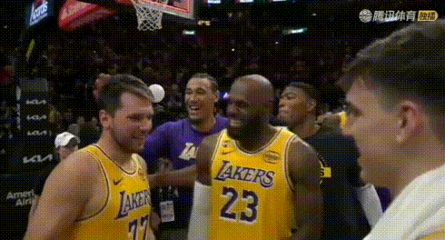 这镜头语言：东契奇60分比83分更强？先给到被队友摸头群殴的东契奇，然后给到落