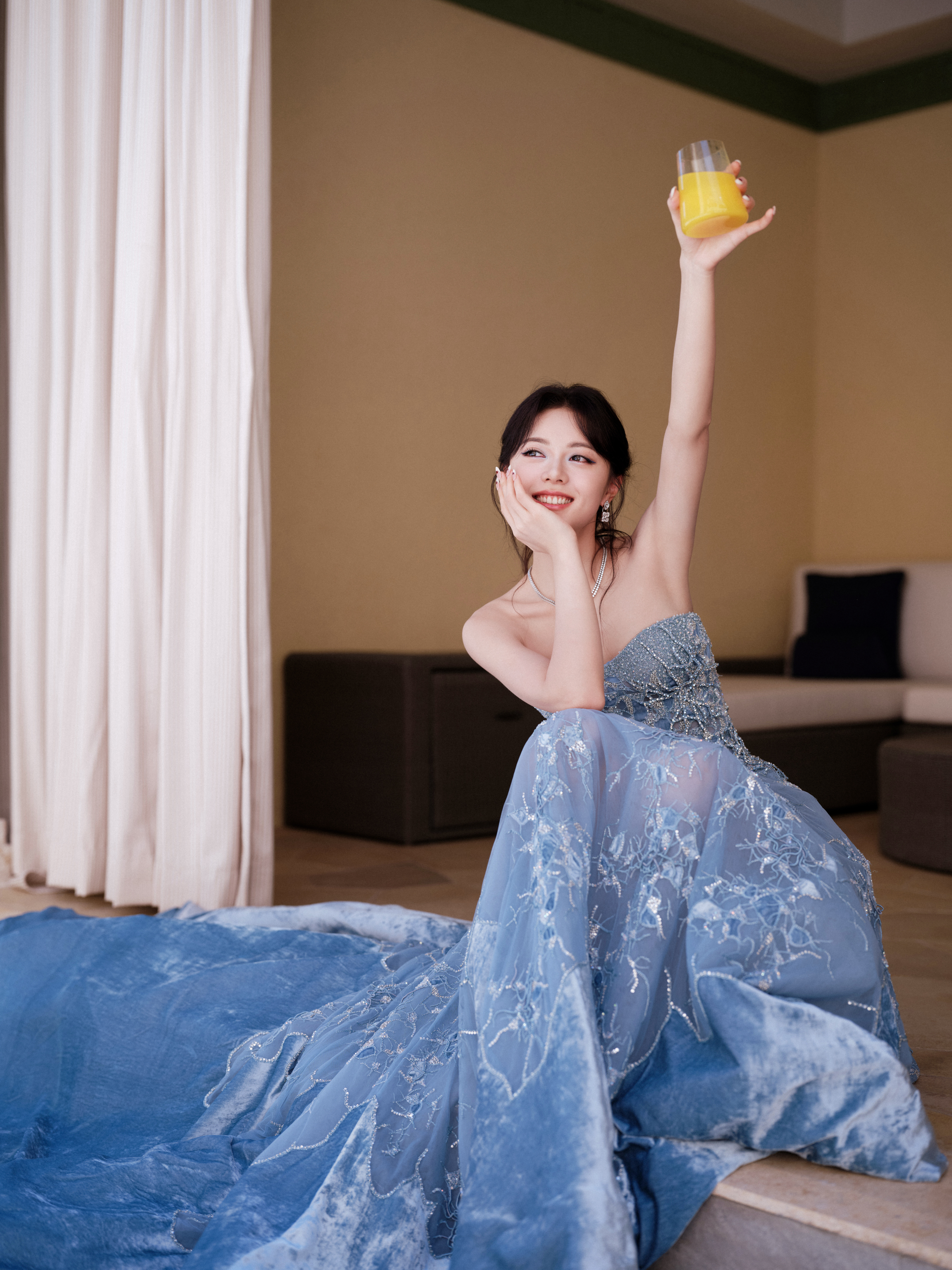 赵今麦今日出席VogueFilm观影之夜活动，身着TonyWard亮片刺绣抹