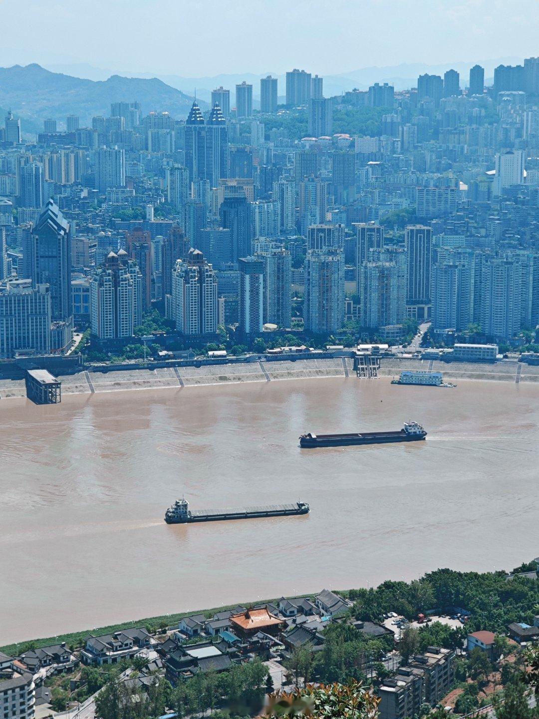 长江和乌江在涪陵相汇，雨季时，乌江水清，呈现绿色，长江水浊，上游暴雨裹挟泥沙入水，呈现浑黄色，一清一