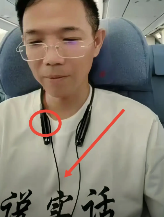 家人们，大新闻！李律又启程啦！这次还穿着那件超有态度的“说实话”卫衣，整一个气场