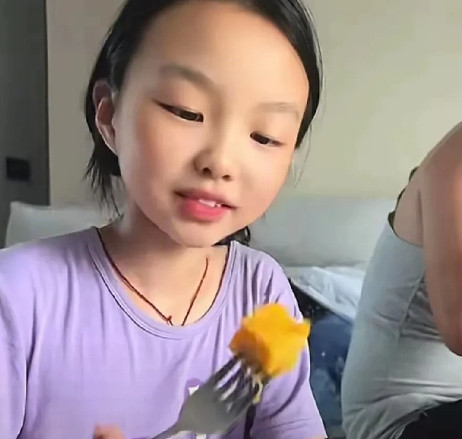 小悦悦长的挺漂亮的，不过她长的不像爹也不像娘，倒是很像许妈，但是她眉宇间也有点像