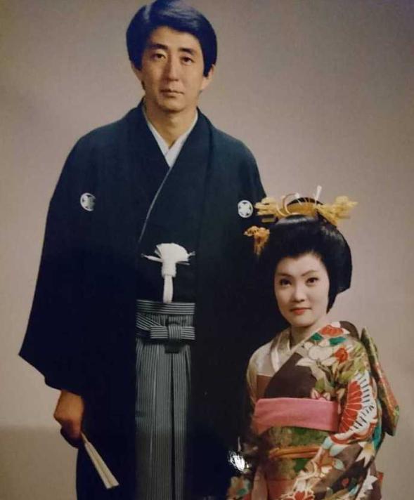 安保晋三和他的外祖父岸信介，都被通批为“卖国贼”，两人都曾经遇刺。岸信介原本