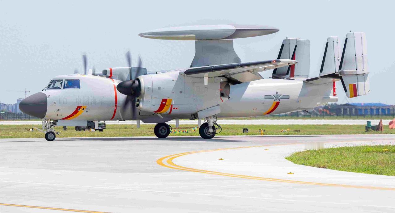 空警-600亮相了，滑跃甲板上的“小个子”干了件大事，中国舰载预警终于不再靠直升