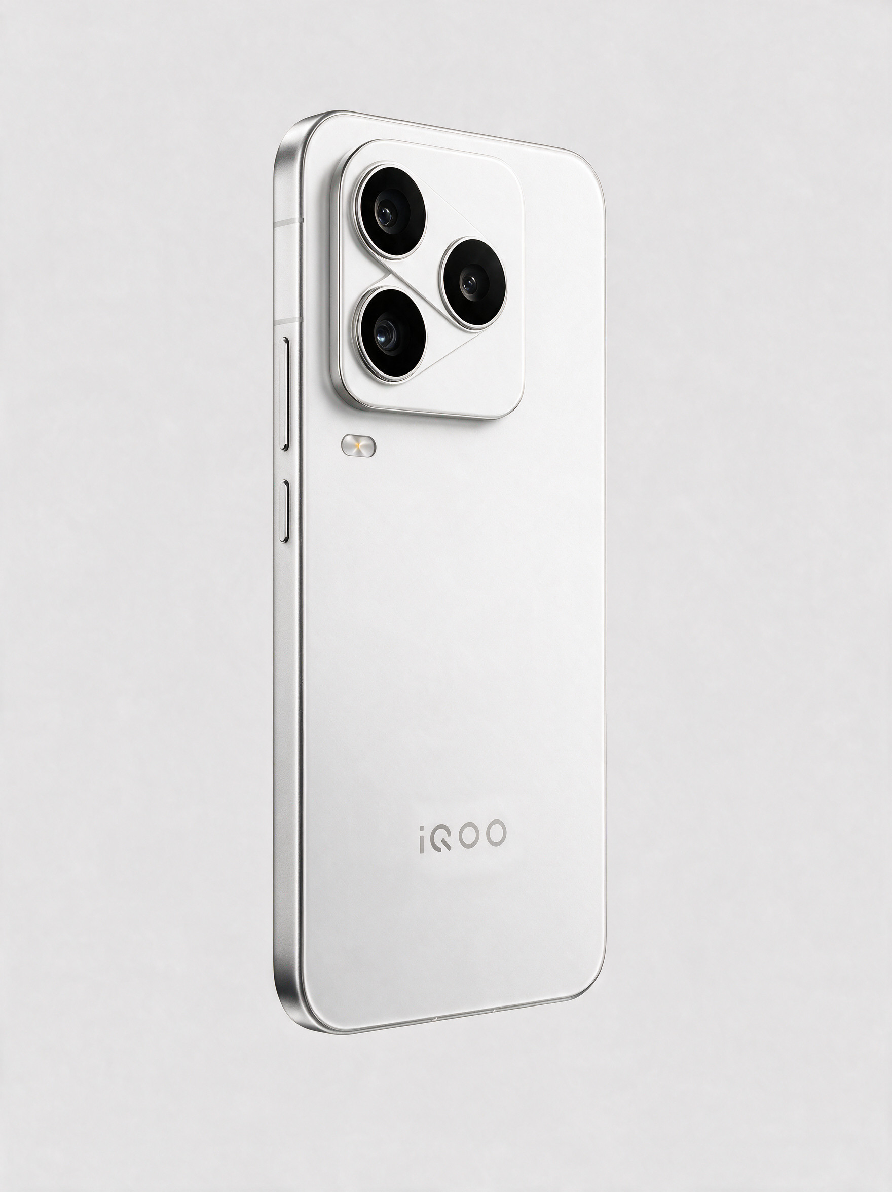 iQOO16真机曝光？没有继续走圆环或矩阵的老路，设计语言终于有了自己的脾气。