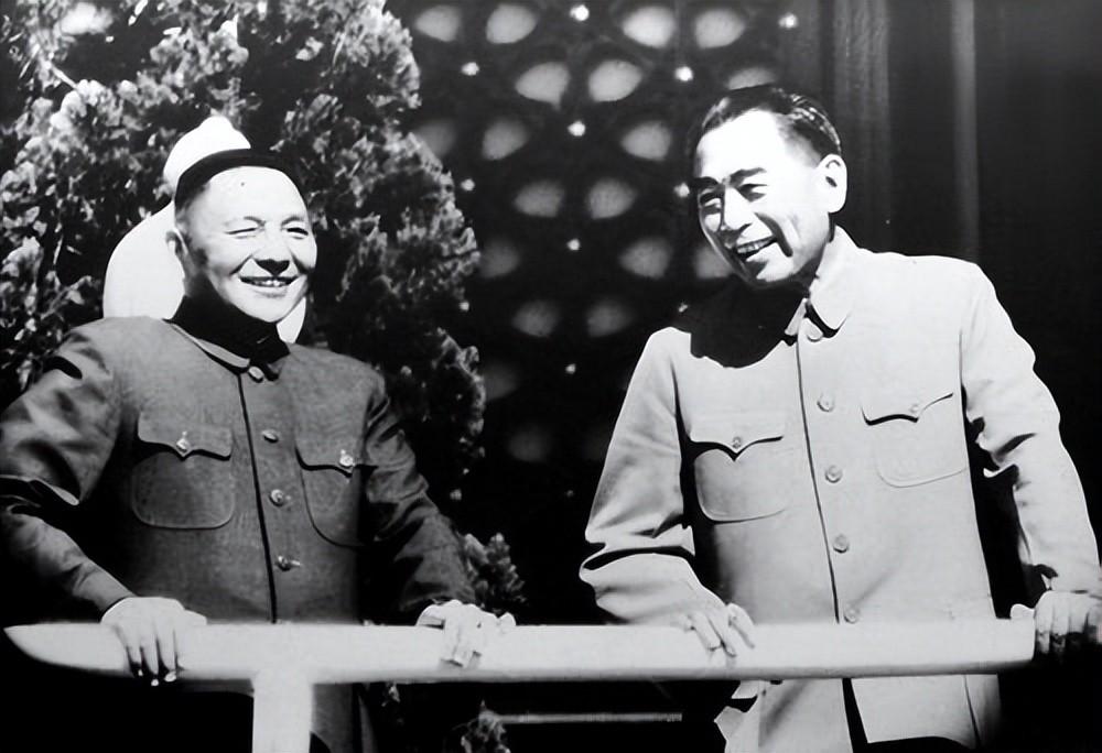 75年毛泽东考验邓小平，周恩来得知经过，告诫邓：你就不能忍一忍“8月的北京闷得