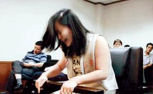 2006年庭审时，被告人刘晶晶被带入法庭后情绪彻底失控，一边流泪一边哭喊，几乎无