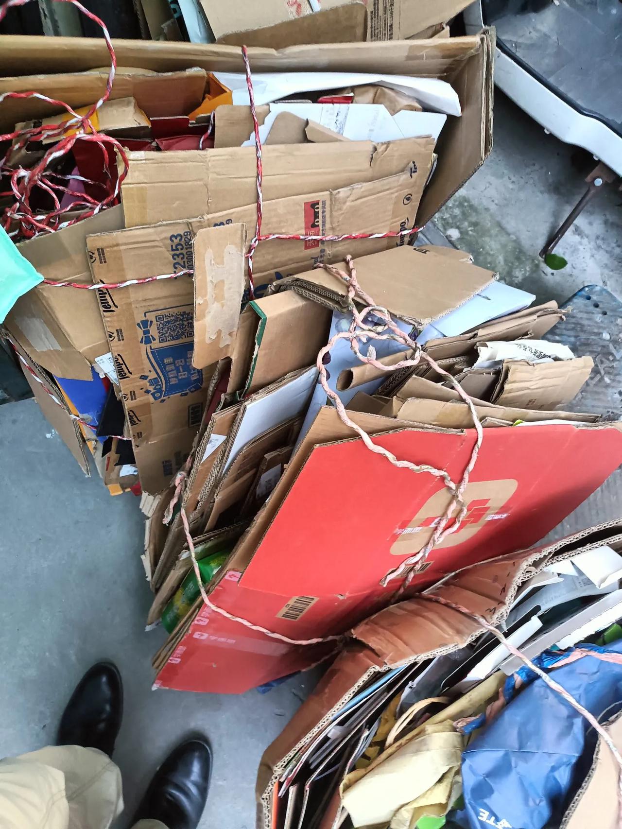 昨天回家，单元门被堵了。楼上来了一家新租户，年轻人要上班，孩子需要照顾，外婆就