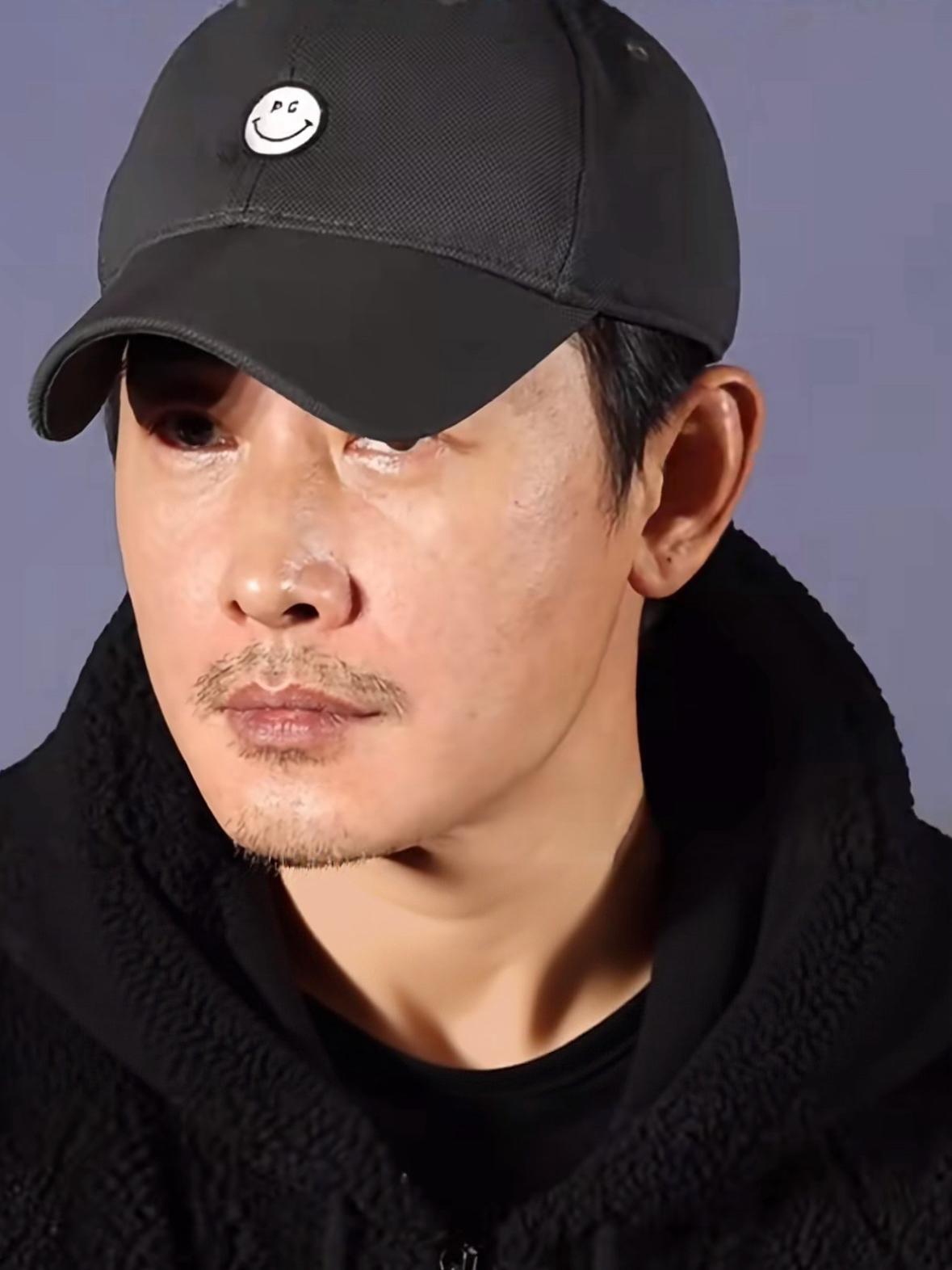 罗晋是大明星，挣钱很厉害，按理说应该戴着帽子或者墨镜，低调一些，谁知道在守