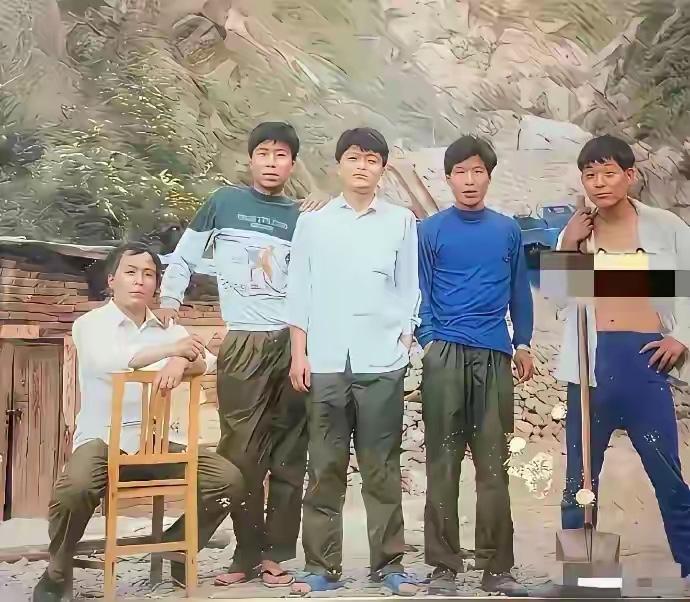 五位年轻人在一起的合影，他们之中，有一位大名人，你能一眼能找到他吗？如果你能找到