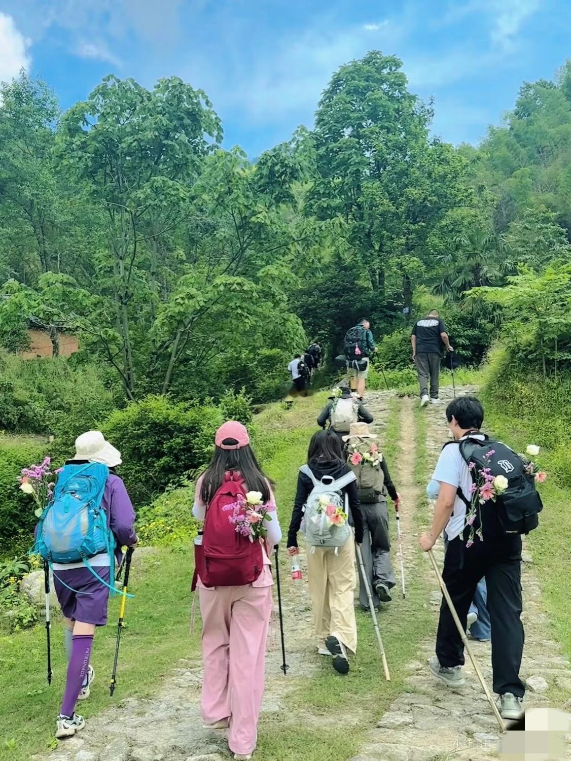 不幸的事昨晚发生在我一个旅友身上，她离婚了。结果并不意外，因为去年她加入骑行队