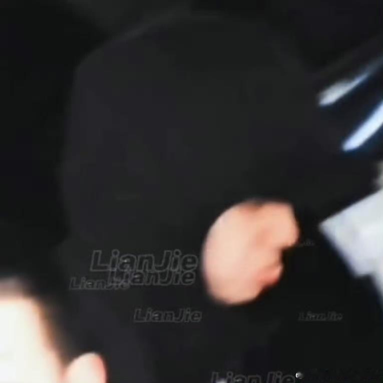 娱乐王一博车坏了撅嘴王一博车坏了开始撅嘴好。。萌。