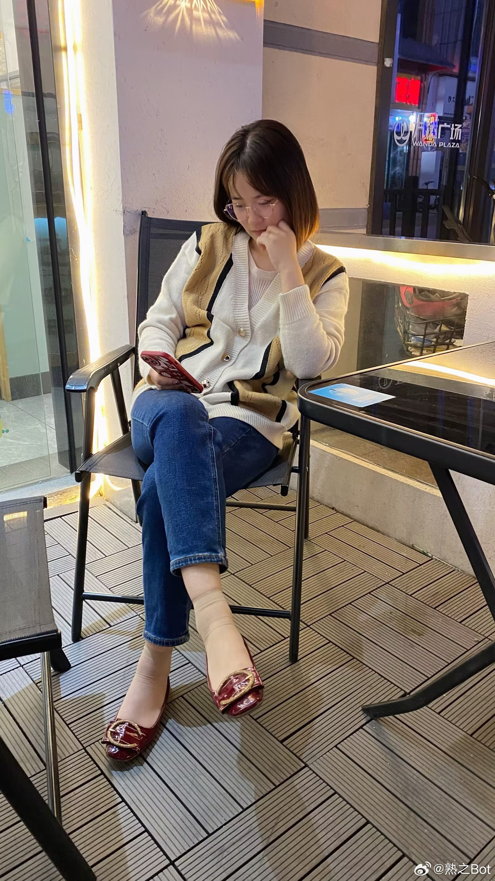 短丝眼镜小少妇