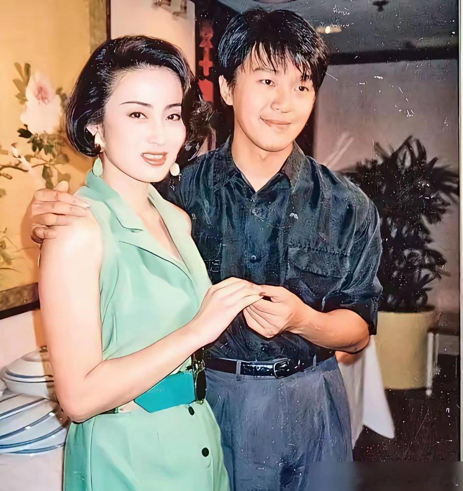 张敏把周星驰看透了，就一句话：戏里能爱死，戏外是陌生人。他俩搭档十几年，《赌圣》