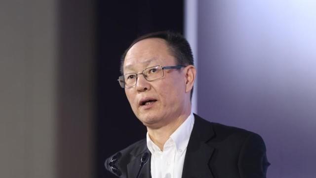 专家王一鸣表示月收入3000元就属于中等收入，主持人白岩松疑问，倘若月收入300
