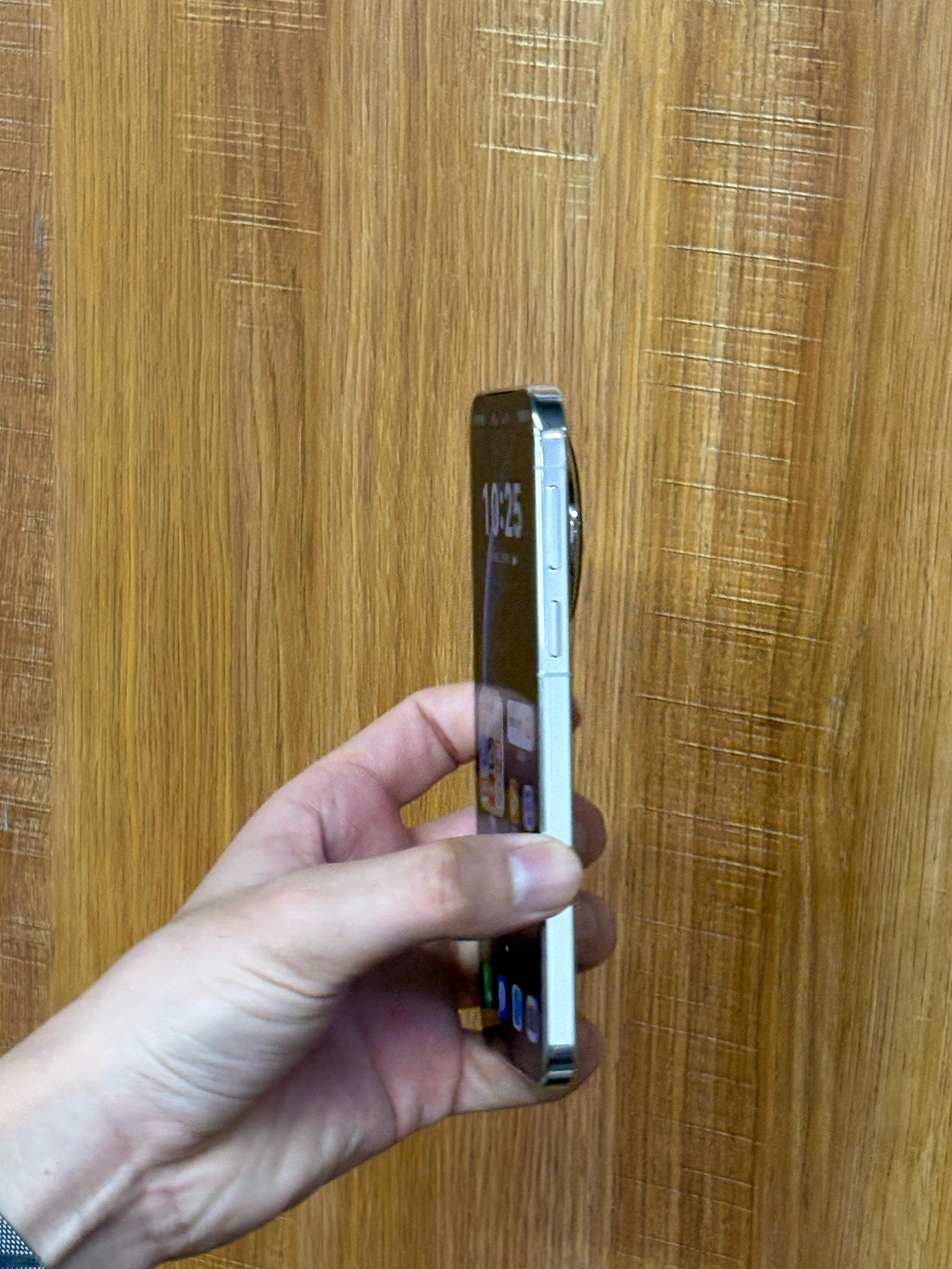 Mate80Pro的手感可以说是很惊艳了直屏果真是最优解而且镜头模组的突起也很