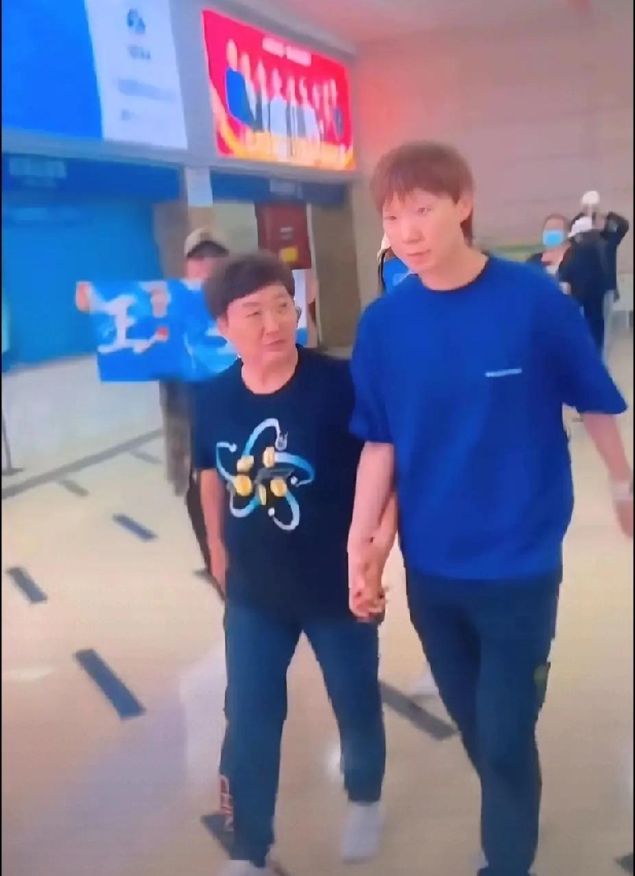 王曼昱与妈妈牵手同行，这一幕太好哭了！赛场上，她是横扫千军的“鳗鱼”，是霸