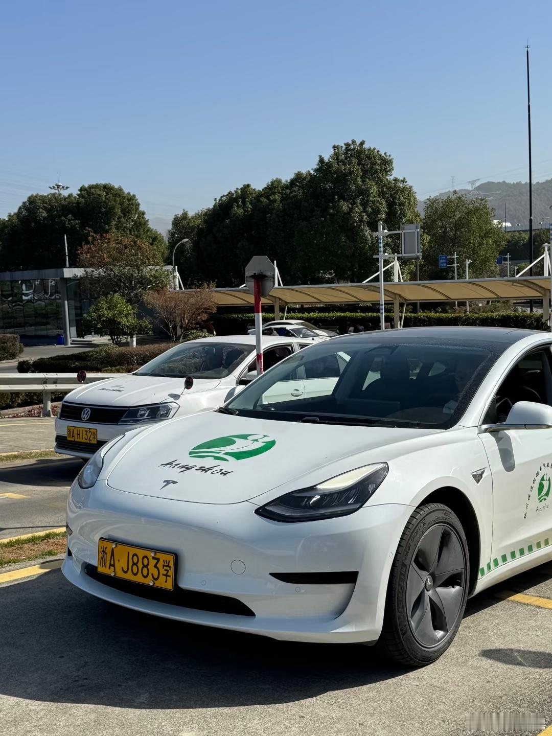 用特斯拉练车学费5000多我去，我当时学车的时候看到新的教练车的感觉很羡慕。我