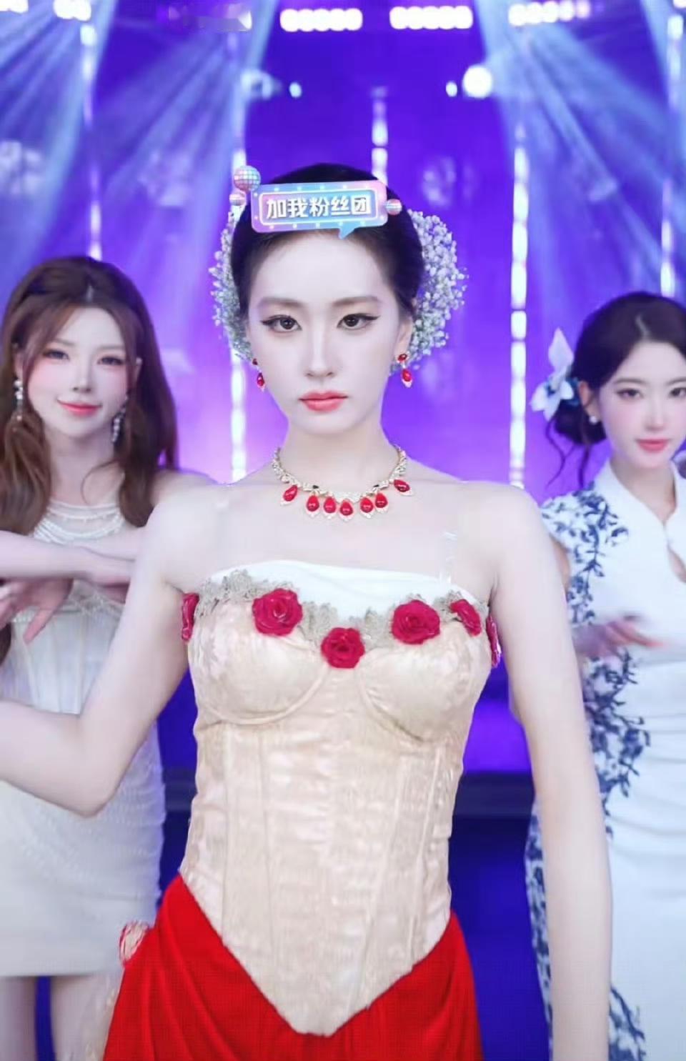 刷到一个团播直播，居然看到了刘亦菲。这个仿妆刘亦菲的团播，直播间的人数还不少呢