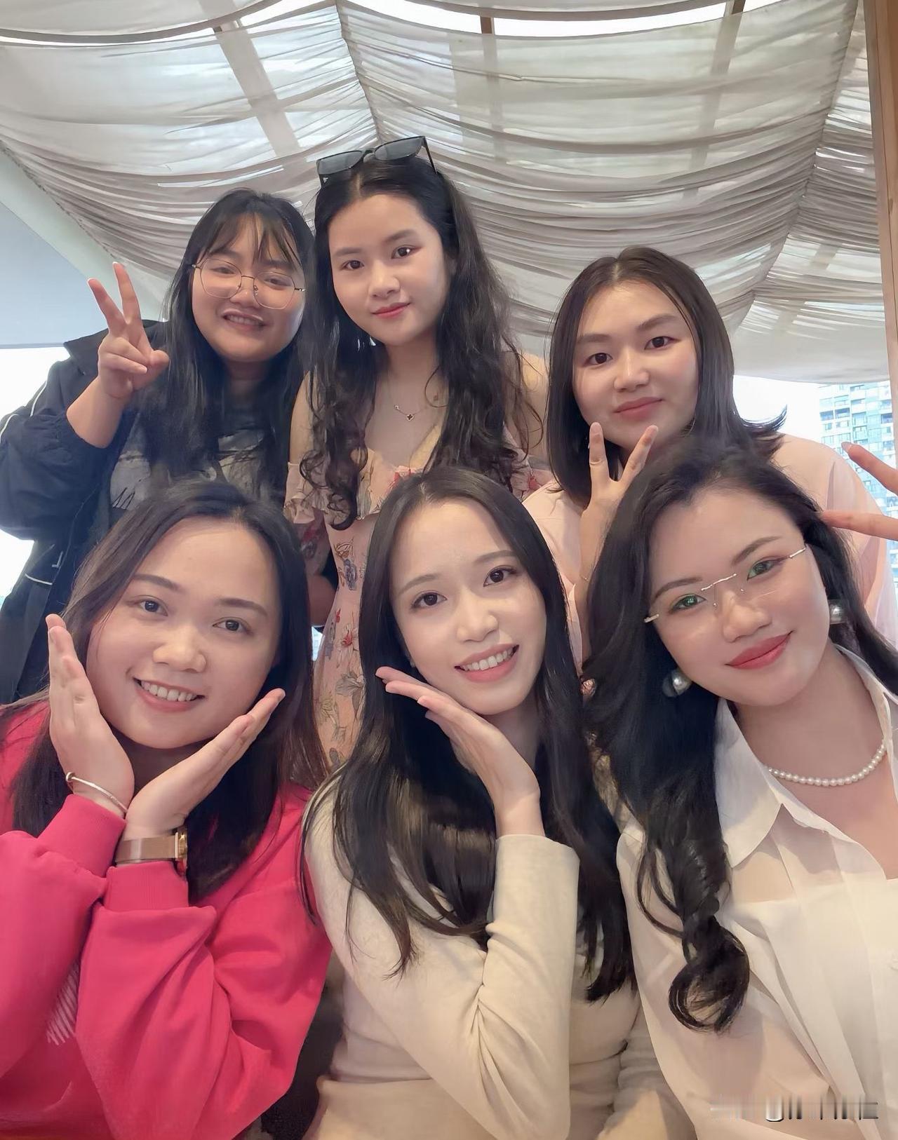 六朵金花过年回村小聚，合影留念。其中5位已成家为人妻，仅有一位还未步入婚姻殿堂（