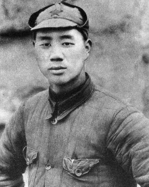 杨成武夜间带队行军途中，发现士兵小解动作异常，警觉识破日军伪装，果断下令快速撤退