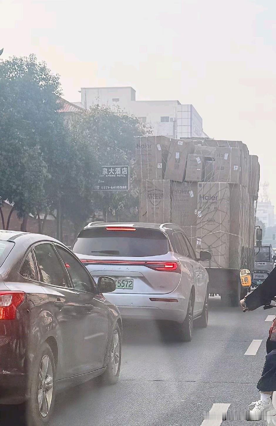 不知道这是哪位莎妈莎姐的力量，整整一个货车的海尔，全是给莎莎的支持。如果赛