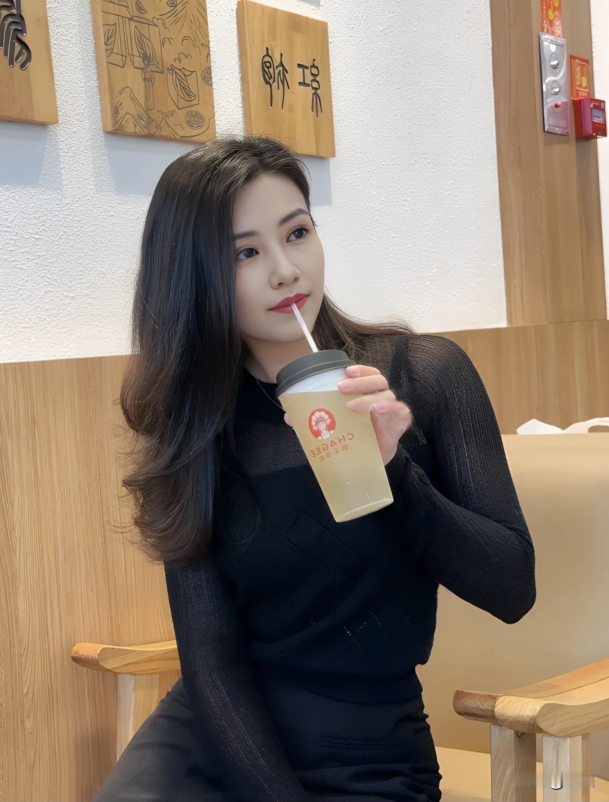 她们注重内在修养，闲暇时会沉浸在书籍的世界里，一个月读两三本经典，提升自己的气质