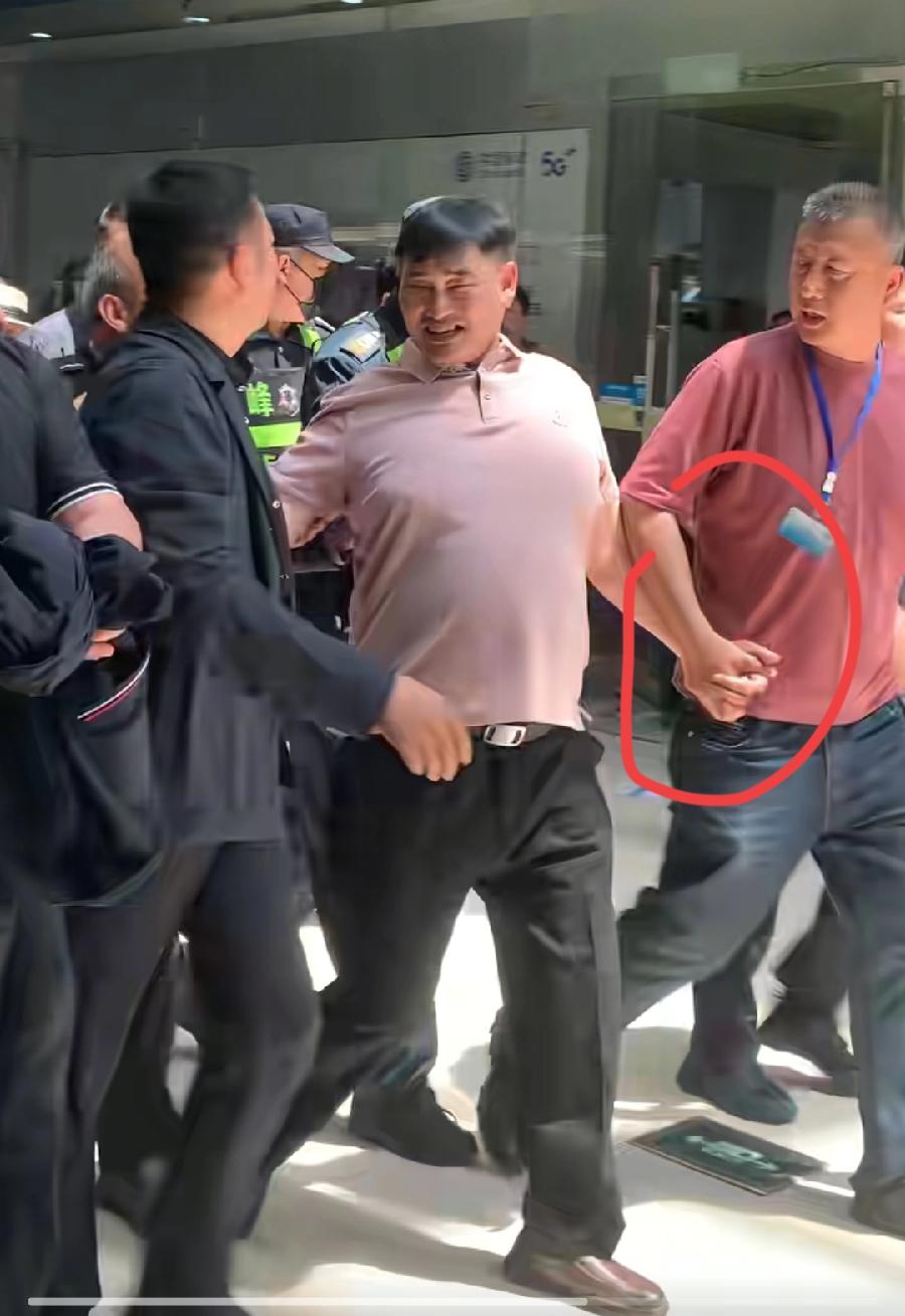 这，大衣哥在青岛太受欢迎了，人山人海，只是青岛人民太热情了，看大衣哥这走路架势，