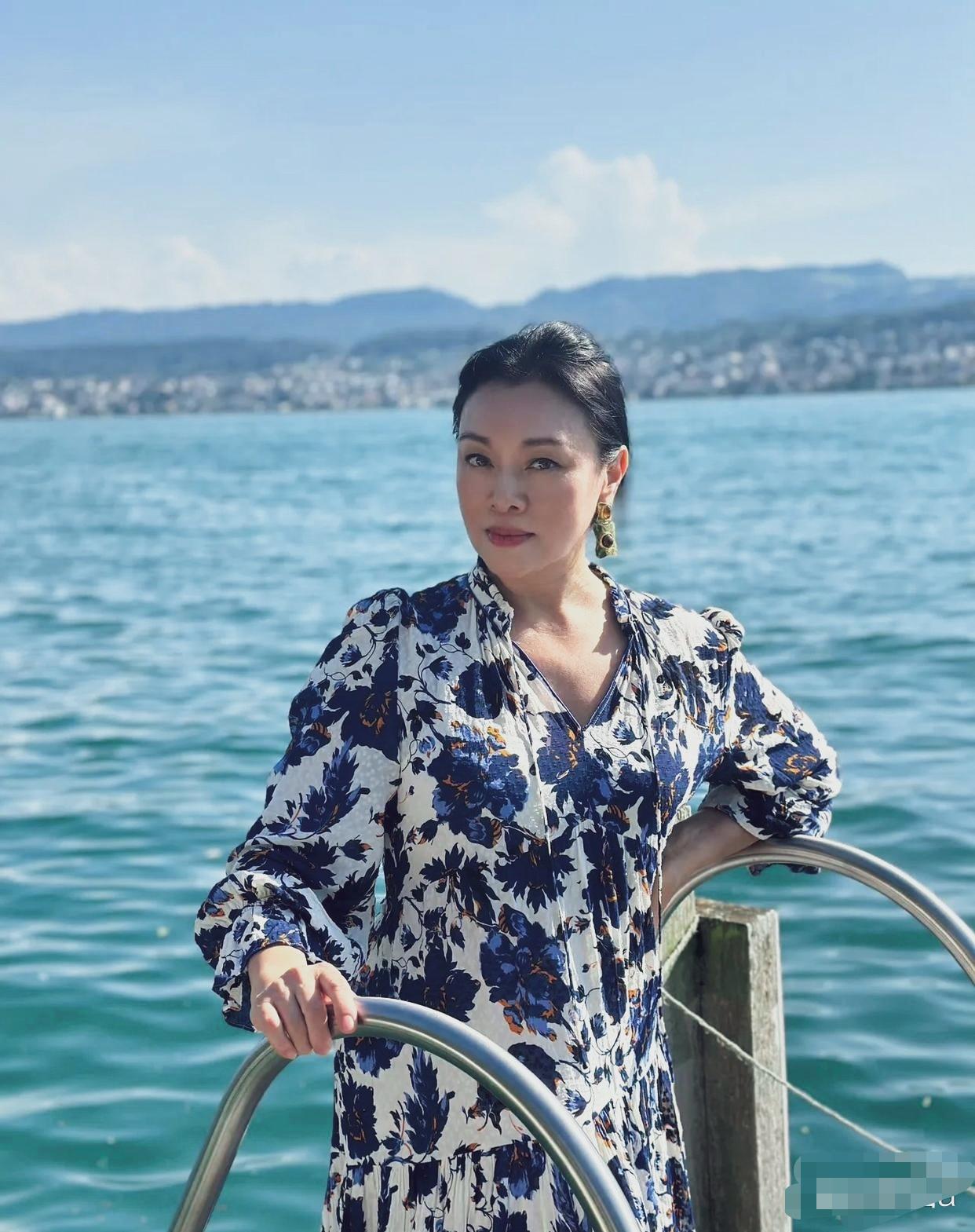 史可一件白底蓝调大花卉长袖连衣裙，镜头里姿态舒展，端庄大方，尽显东方女性温婉气质