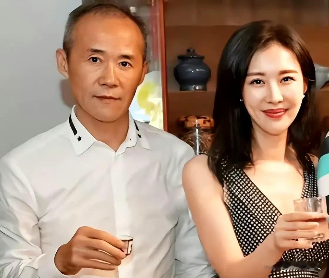 相差30岁的忘年恋翻车了？74岁的王石瘦到脱相，走路都要人扶，可44岁的田朴珺却