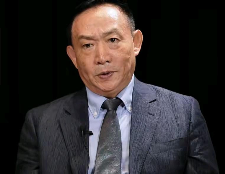 “先市场化，再资本化，最后私有化。”卢麒元这话不好听。他在财政部坐过板凳，投资圈