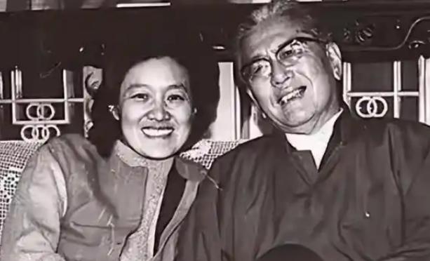 1985年，乔冠华归葬故乡盐城遭到拒绝，妻子章含之无奈之下找到一个人帮忙，此人不