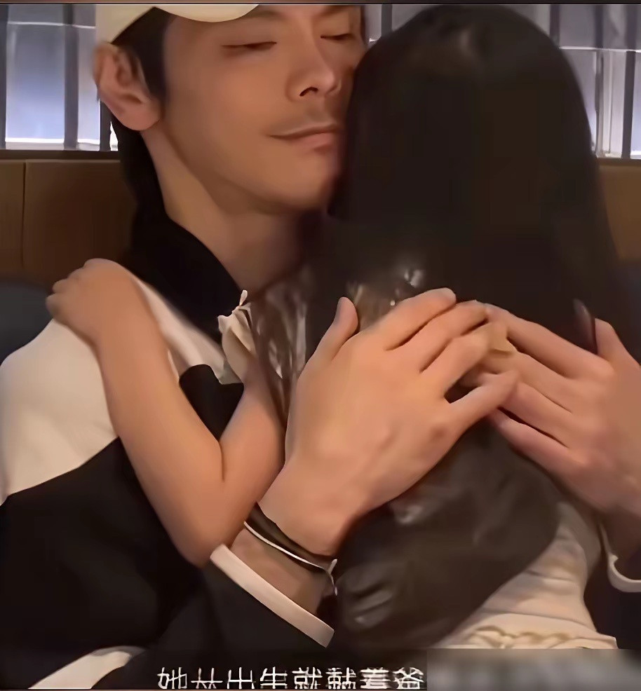 郭碧婷一句玩笑话，戳穿了多少丧偶式育儿的真相。向佐带女儿参加聚会，女儿全程挂在