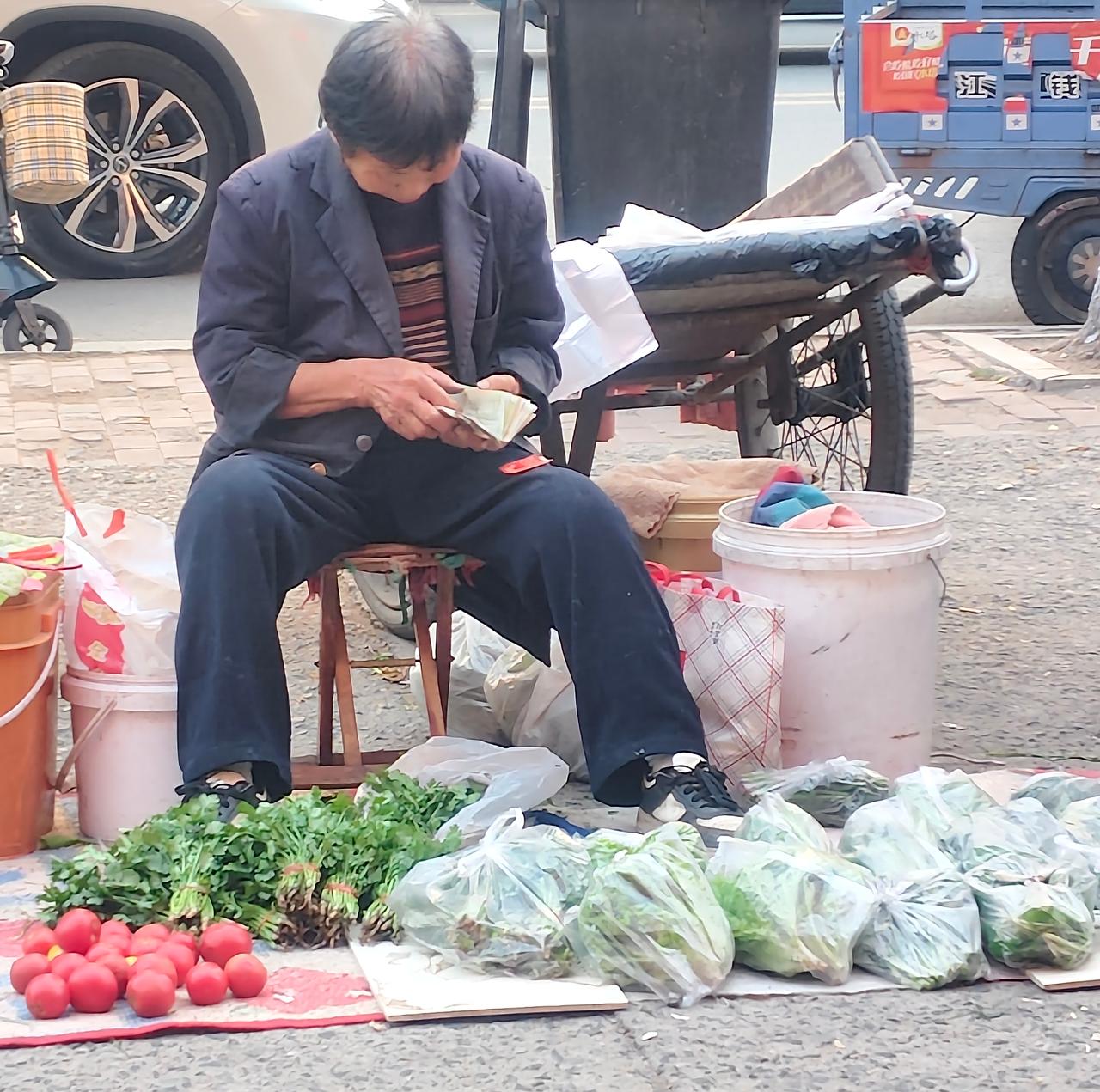 大家有没有看到一种现象？在集市上，无论是晚市还是早市，有很多的老人成为了主