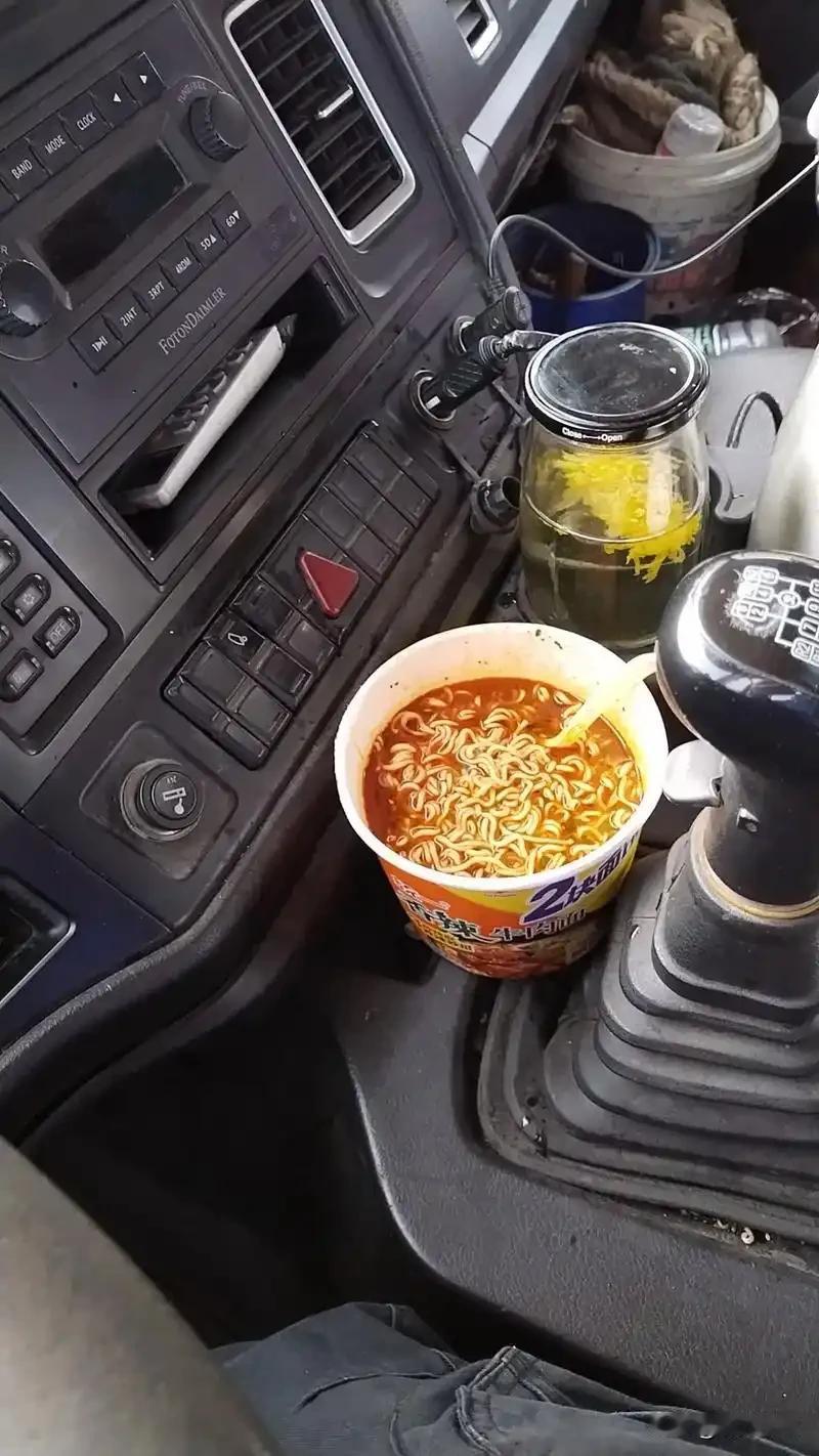 我邻居大哥开大车跑了一夜的车，回家就要离婚！他是开大车的，总是成宿成宿的开车，