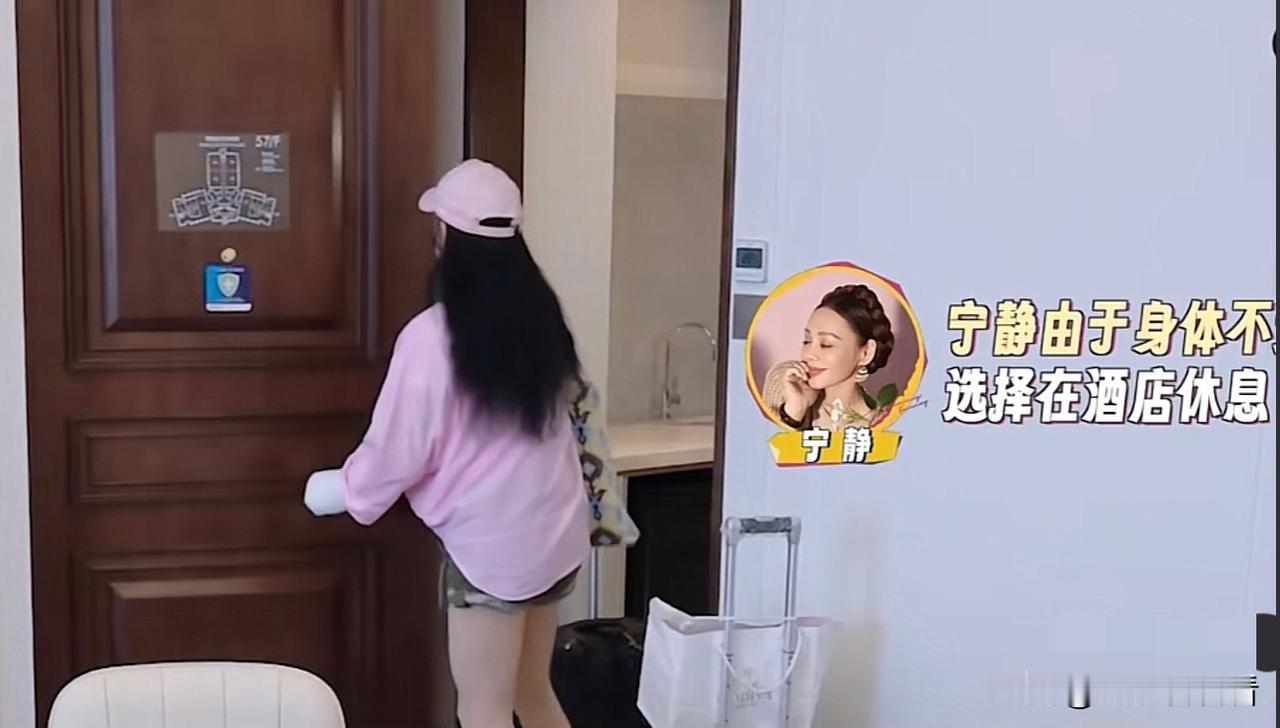 72岁刘晓庆穿超短裤，刘嘉玲看到吃惊的问：晓庆姐，你的裤子是越穿越短了，何赛飞还