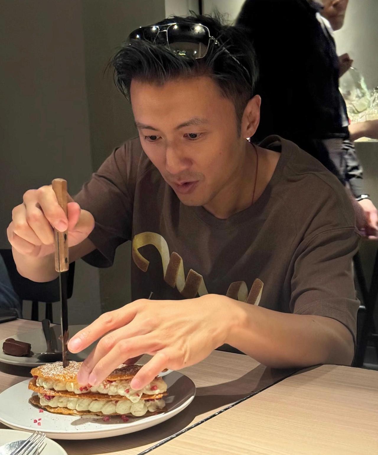 广东酒店偶遇谢霆锋王菲，网友盛赞：谢霆锋帅得太出众！