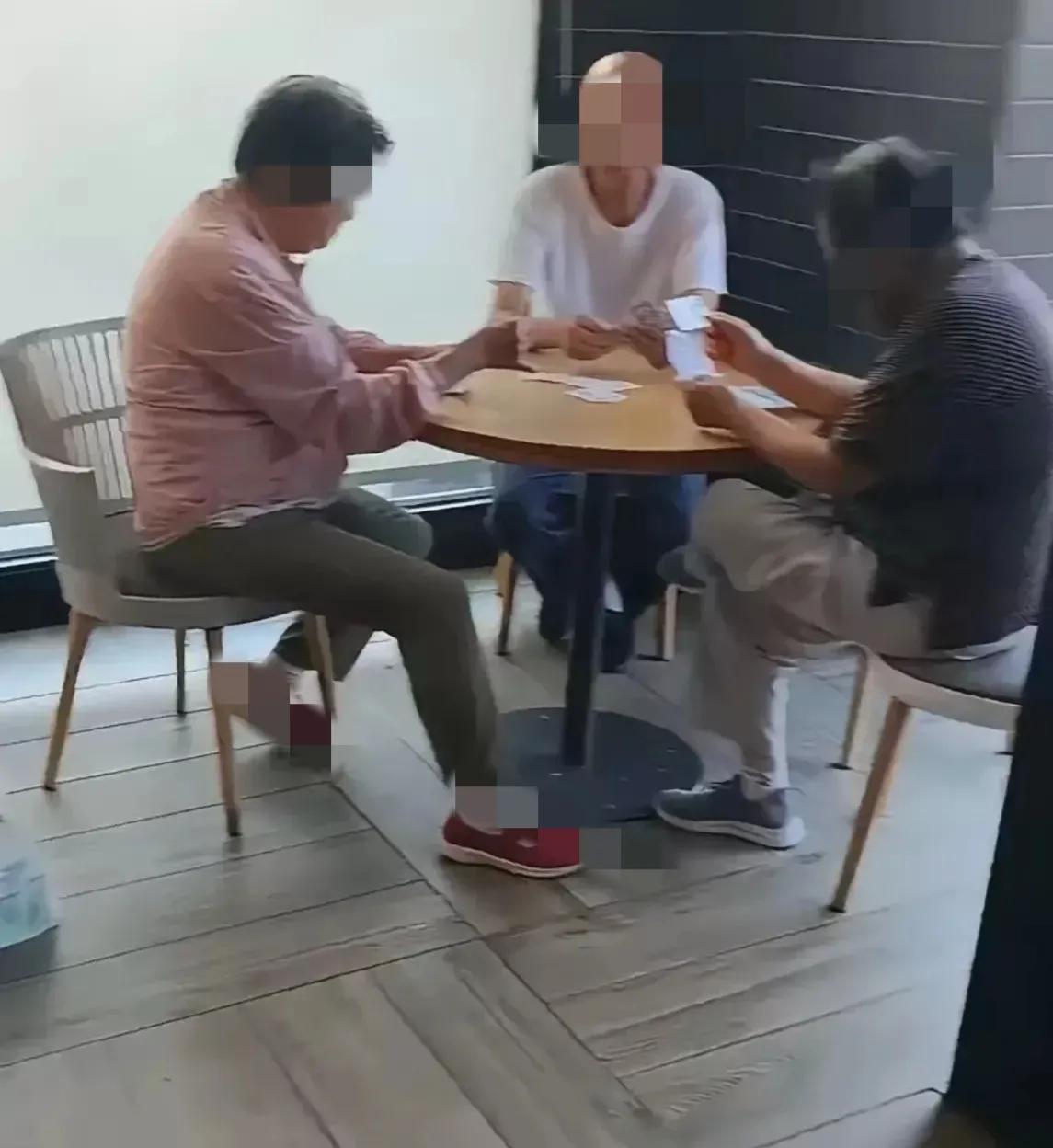 有个亲戚的小孩，第1天到快餐店上班，可是快餐店有一个桌子被三个老年人占着在那打牌