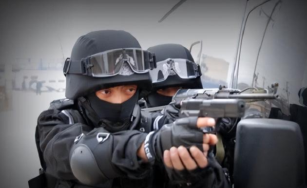 为啥特警要戴面罩，而军队却很少呢？说句不好听的，特警戴面罩是怕被报复，可要是敢找