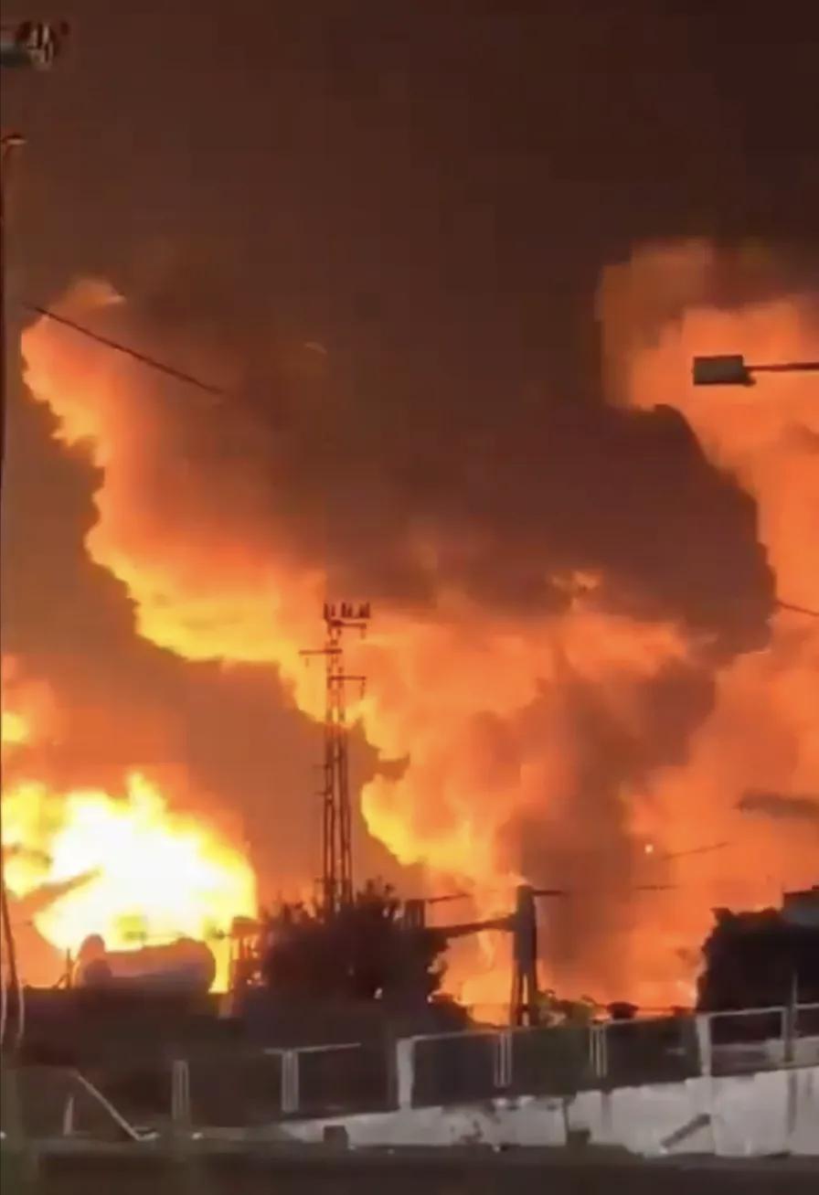 昨晚的以色列南部，简直成了人间炼狱。火光把夜空照得通红，刺鼻的毒气到处乱窜。三支