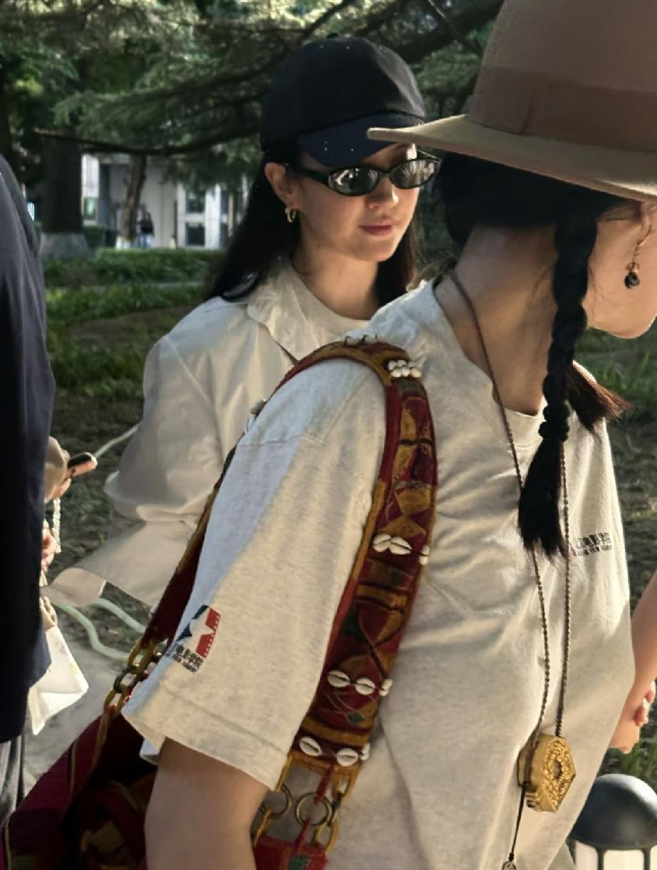 6月1日，刘亦菲回北电，路人镜头下的她可真的老了也胖了，一点都不好看，甚至不如普