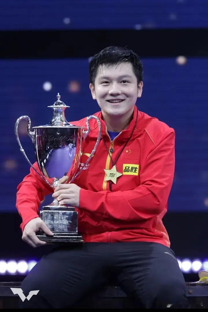 采访时，马龙希望樊振东在坚持打一届奥运会，小胖回答马龙不真诚，其实马龙也知道这里