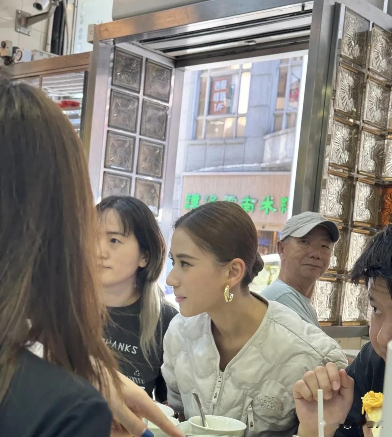 何超莲的长相也就还好吧，也没有网友吹的那么倾国倾城，就是普通小美女的长相。虽